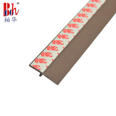 Co - joint inférieur expulsé de porte de PVC de Brown avec le calfeutrer de porte de garage de ruban adhésif de 3M